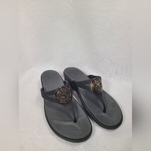 Crocs Women's Sanrah Circle Thong Flip Flop Wedge Sandals Black & Gold Size 11